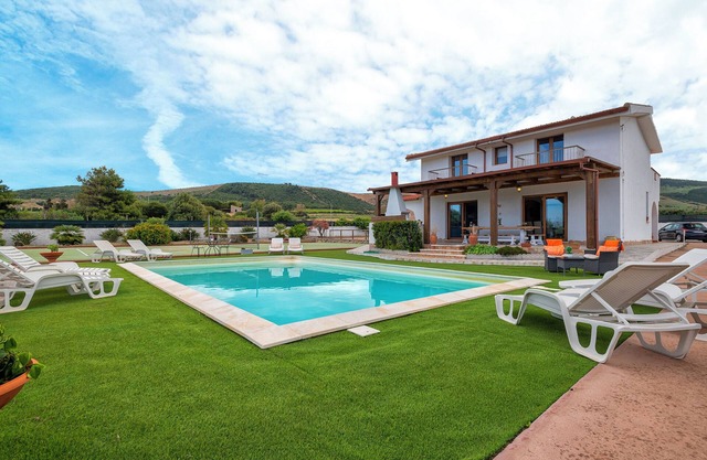 'Villa Della Felicita' with Private Pool, Wi-Fi and Air Conditioning