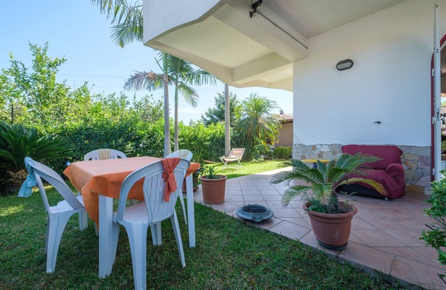 Villa "Delle Pomelie" with Private Garden, Balconies & Wi-Fi