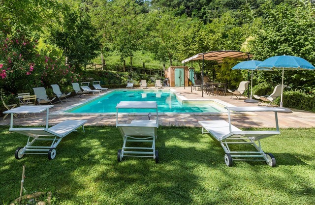 Villa Dipinti with pool in the countryside of Serra San Quirico, 30 minutes from the Adriatic Coast