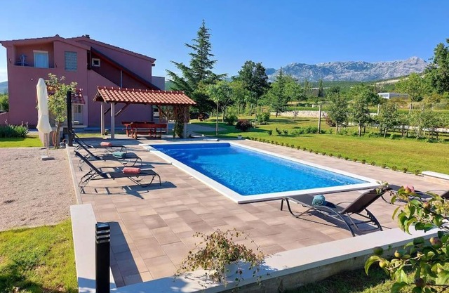 VILLA DOLA near Split - private pool, orchard, peace