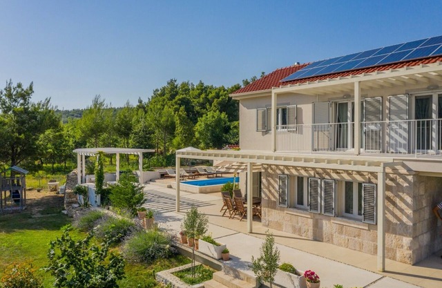 Villa Donari - Eco friendly villa with 4 bedrooms and private pool