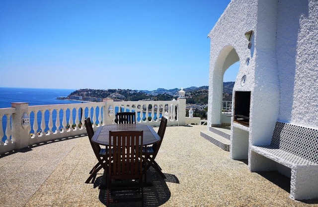 Villa Dos Vistas with Sea View, Pool, Garden & Wi-Fi
