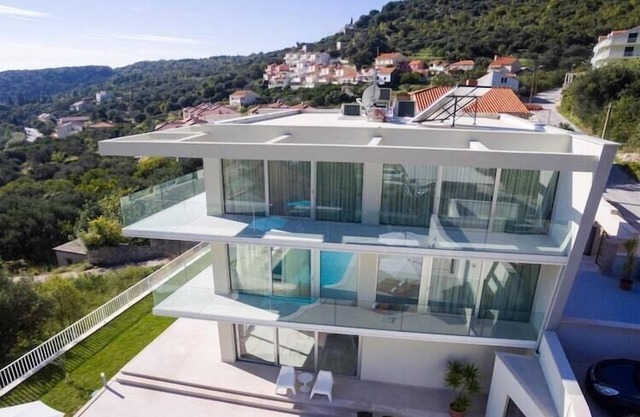 Villa Dupcic - Five-Bedroom Villa with Private Pool and Sea View