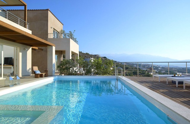 Villa Earth - Four Bedroom Villa, Sleeps 8