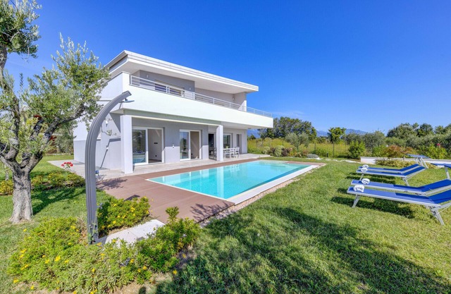 Villa Easy chic in Moniga del Garda with private pool