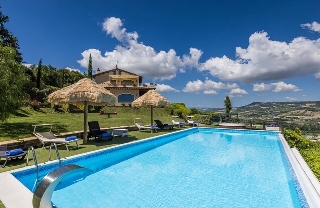 Villa Eden with panoramic pool and wonderful sea view, just 7 km from the beaches of Pedaso