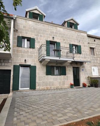 Villa Ela, holiday home with heated pool