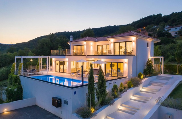 VILLA ELEGANCE *