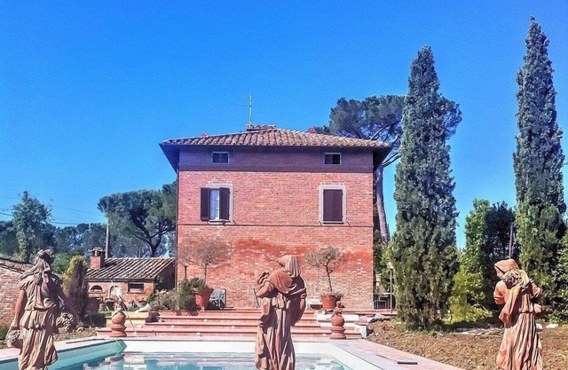 Villa Eloisa: A three-story historical villa surrounded by the greenery, with Free WI-FI.