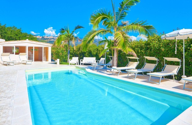 Villa Emanuele Costarainera: wonderful modern villa, for 16 ppl, with garden, heated pool, hot-tub