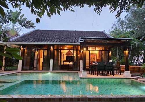 Villa Emerald Sand - Beach Front 4 Bed Pool Villa