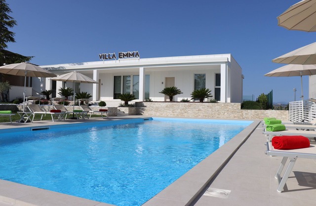Villa Emma, private pool, 4 bedrooms, near the sea, for 13 people