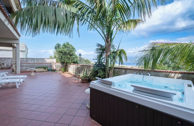 'Villa Emy' with Sea View, Garden & Wi-Fi