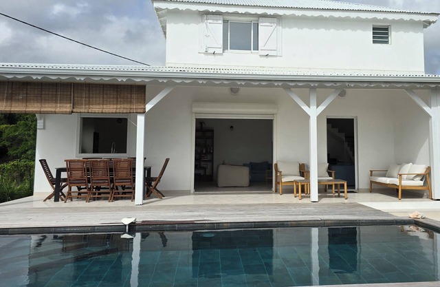 Villa Entièrement Rénovée Située au Centre Avec une Très Très Belle vue sur mer