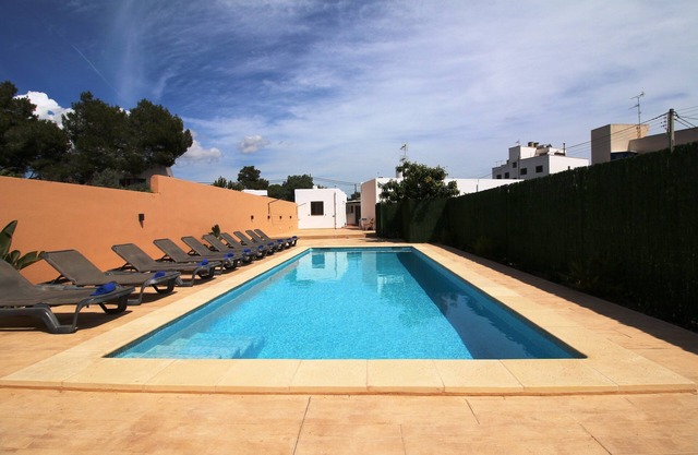 Villa Beso | 6 Bedrooms | Private Pool | Walk To Amenities | Wifi