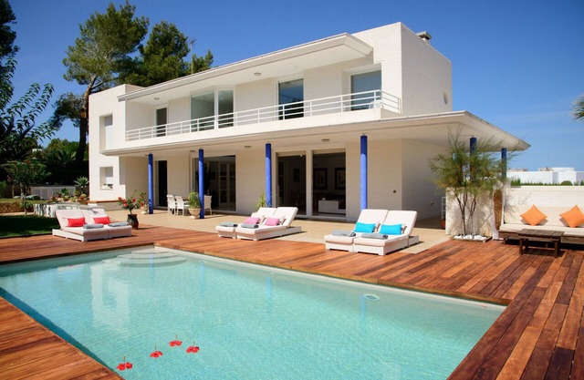 Villa just steps away to San Antonio bay and the beach