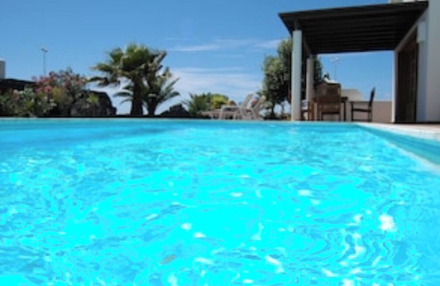 Villa Espaciosa con Piscina Climatizada y Amplio Patio Privado