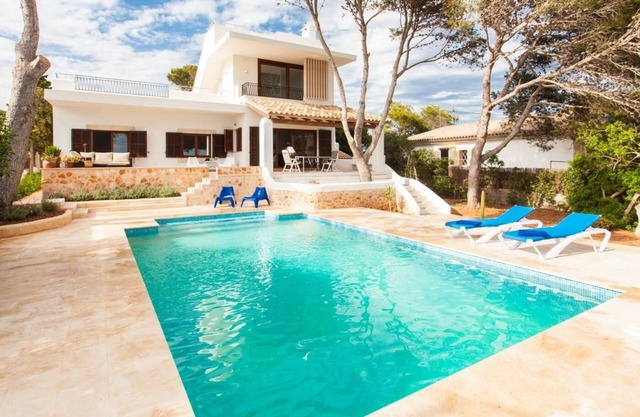 Villa Estrella Sea View. Modern villa with sea view for 6 people in Cala Figuera