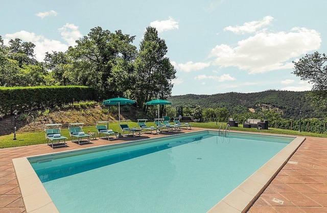 Villa Etra: An elegant and welcoming two-story villa in the characteristic style of the Tuscan countryside, with Free WI-FI.