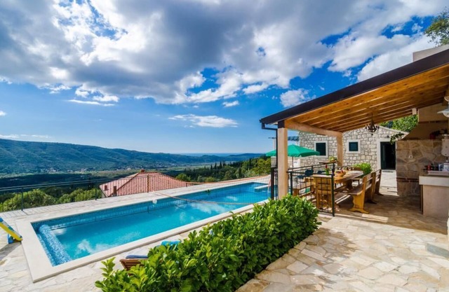 Villa Falcon Rook - Four-Bedroom Villa with Terrace and Swimming Pool