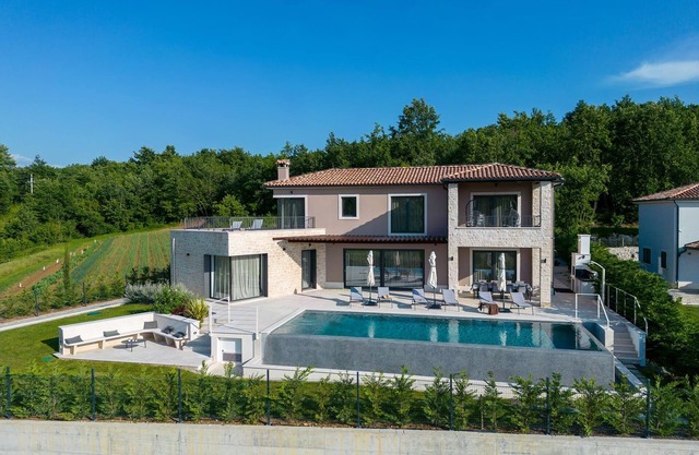 Villa Faloniga with pool and view in Vižinada