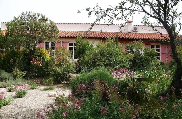 Villa familale avec piscine et jardin boisé