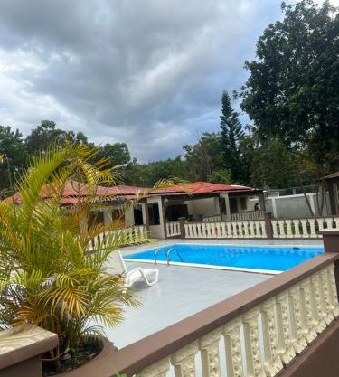Villa Familiar con Piscina Privada y Rio