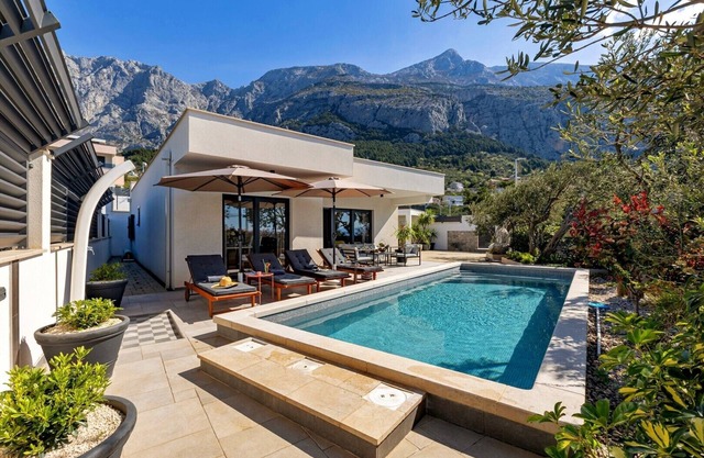 Villa Festina Lente in Makarska, heated pool