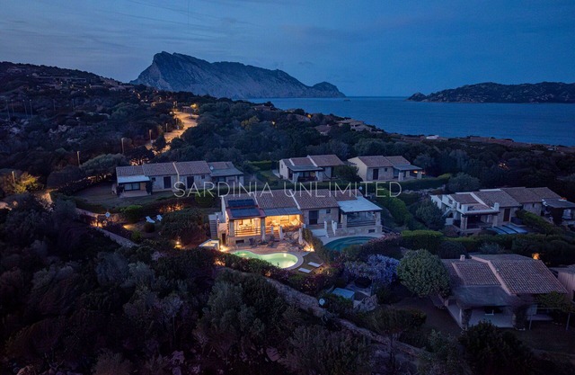 Villa Flor de Lis: Private swimming pool in Punta Molara, 600 meters from the beach. SARDINIA UN.
