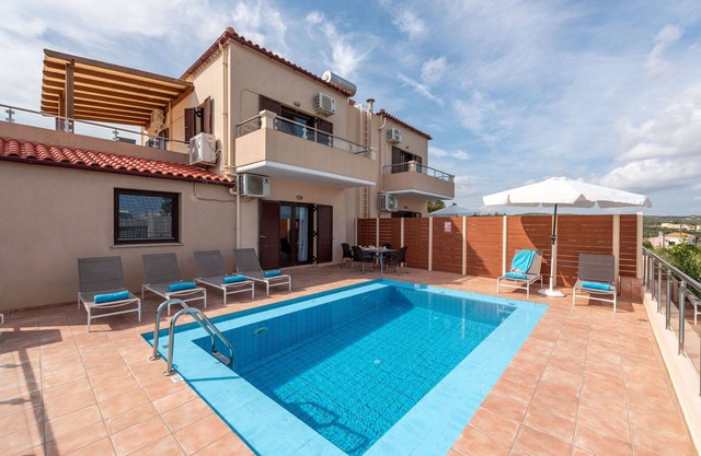 Villa Flora - Villa close to the seaside with private pool in Crete