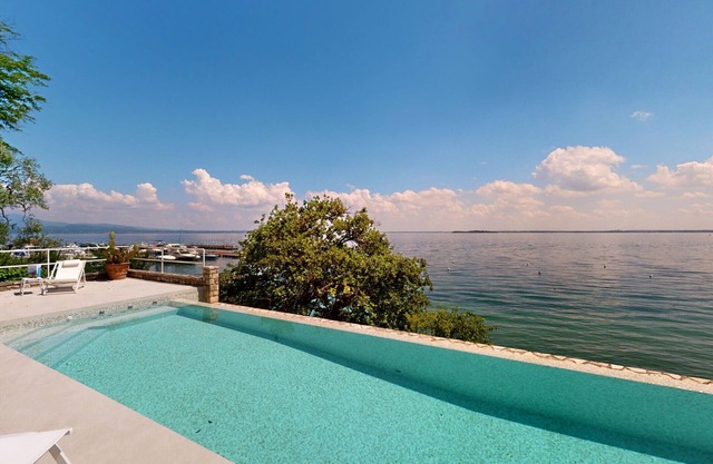 Villa Flora fronte spiaggia By Bookinggardalake