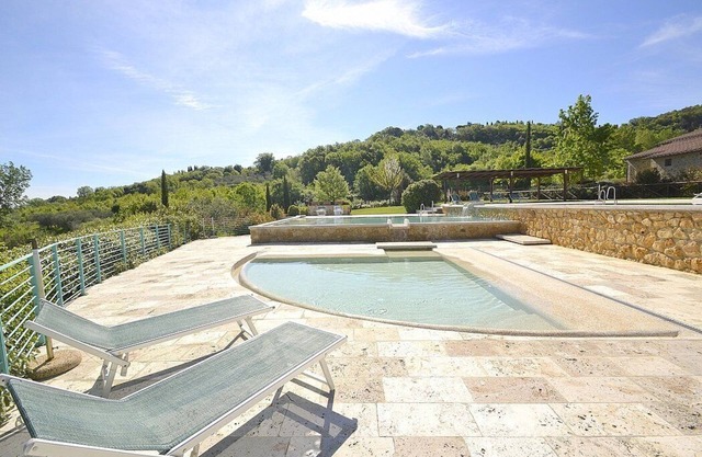 Villa Fontanile C: An elegant and welcoming apartment that is part of a small villa surrounded by the greenery, with Free WI-FI.