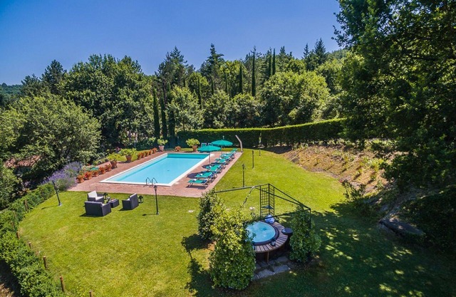 Villa for 10 People with pool in the Heart of Tuscany