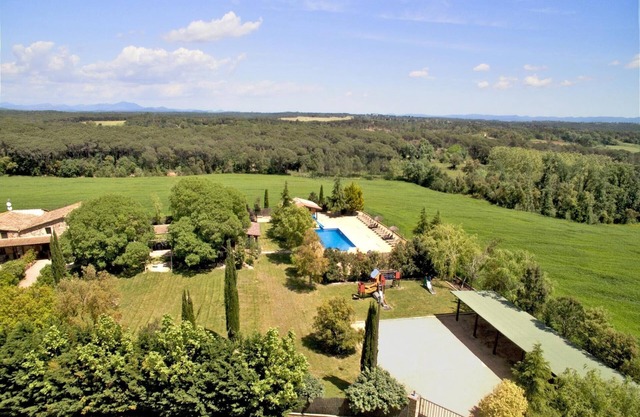 Villa for 23 people. BBQ, large pool, near Barcelona