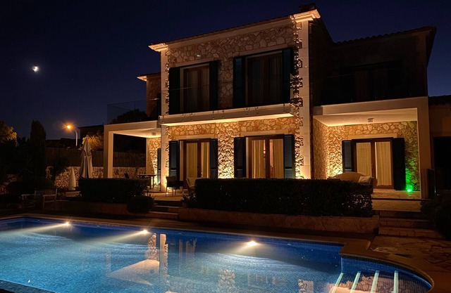 Villa for 8 people with sea views from all rooms, pool, sauna, heating, BBQ