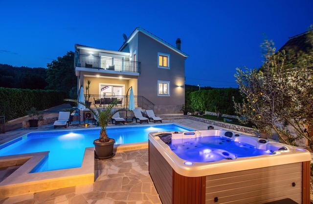 Villa for 8 persons with heated private pool and jacuzzi, fully AC