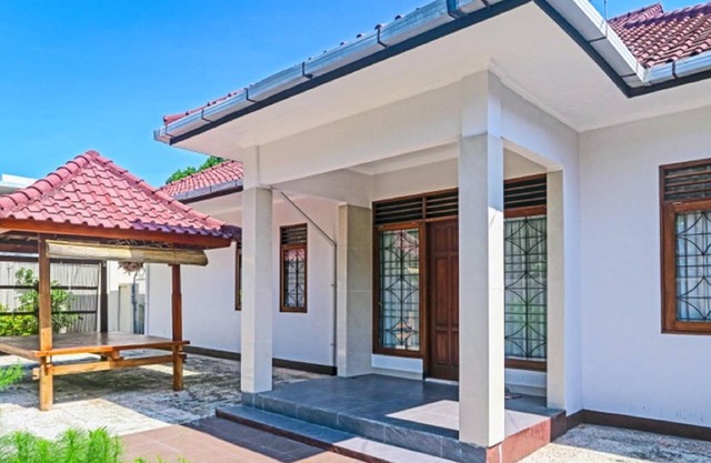 Villa For 8 With Private Pool 4 Minutes Walk To Beach And Local To All Senggigi.