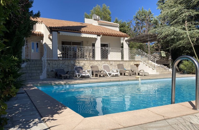 Villa dominant view in a quiet pool