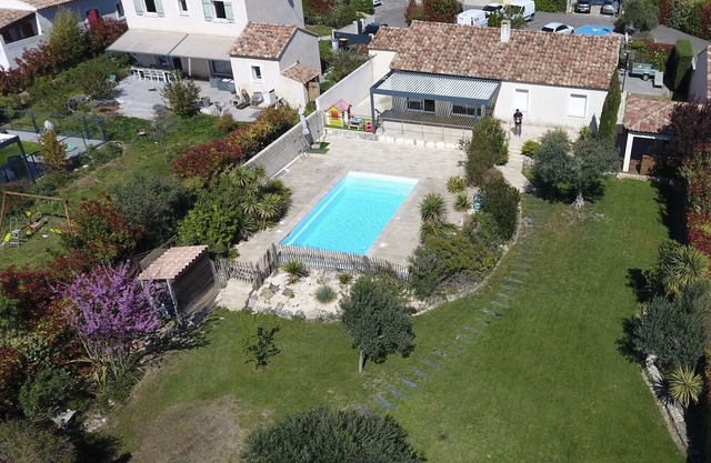 Villa Avec un Grand Jardin et Piscine à St Genies de Fontedit
