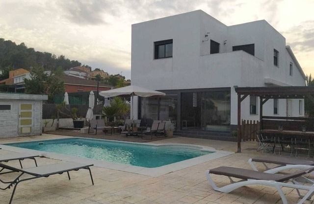 Villa Franz Complete house, near Sitges, with swimming pool and guest house