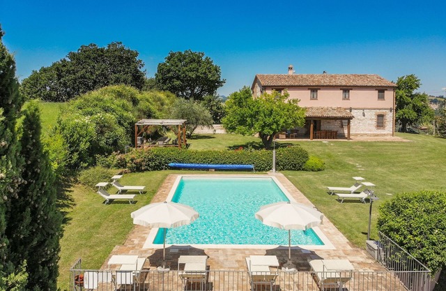 Villa Fufi, refined country house with heated pool near Arcevia, in the quiet of Marche countryside