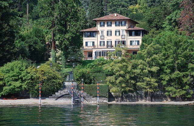Villa Fulgida: An elegant and welcoming three-story historical villa built in the 19th century, situated at a short distance from the shores of Lake Como, with Free WI-FI.