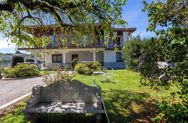 Villa Gabri 1 surrounded by greenery for families within walking distance of the lake and the center