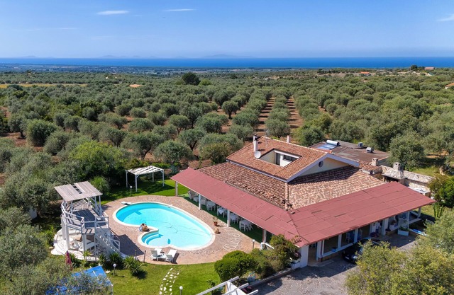 Villa 'Geridu Luxury Con 4 Camere' with Private Pool, Wi-Fi and Air Conditioning