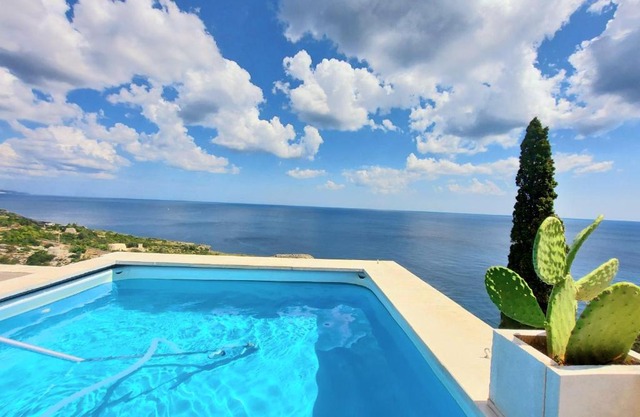 VILLA GIRASOLI SWIMMING POOL for 6 guests NATURE IN THE BAY