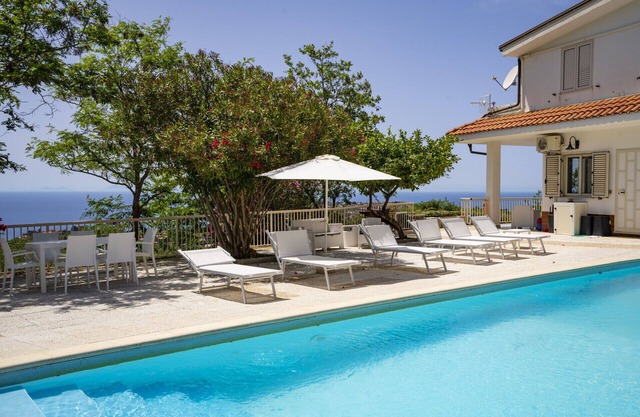 Villa Gisa, with private swimming pool and sea view