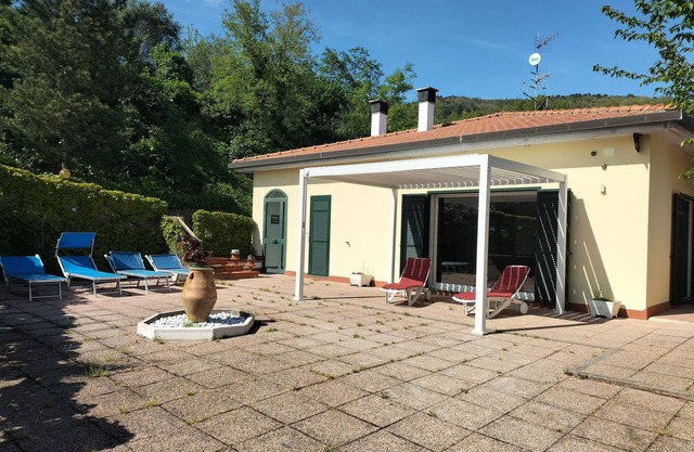 Villa 'Gloria Guest House' with Sea View, Wi-Fi and Air Conditioning