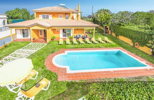 Villa Godinho - Five Bedroom Villa, Sleeps 10