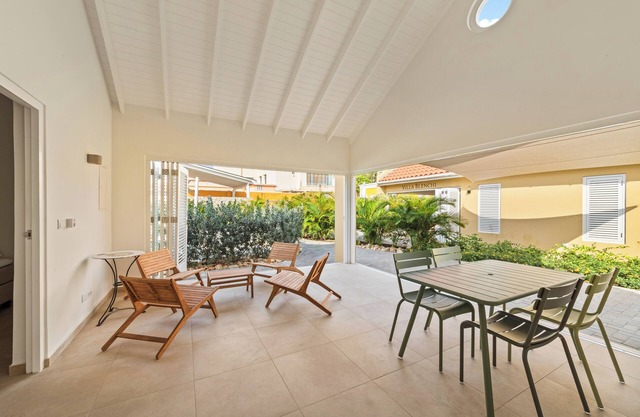 Villa Grandi Awa, stylish townhouse, shared pool, Otrobandan