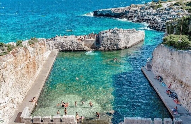 Villa Grotta Azzurra (B), with private parking and Pool